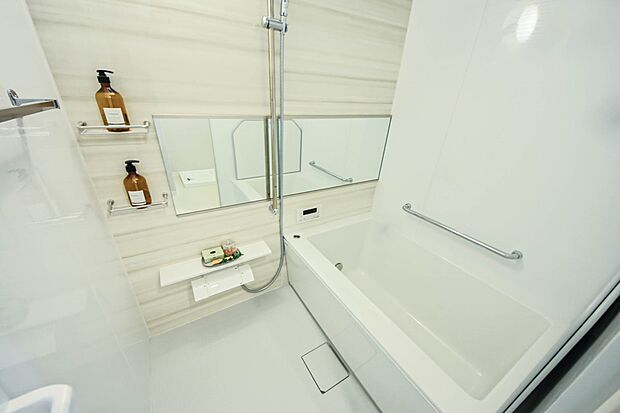 浴室は一日の疲れを癒す場所だから、家族みんながゆったりできる快適設計。追い炊き機能付きオートバス。安定した温度で、いつでも快適に入浴できます。