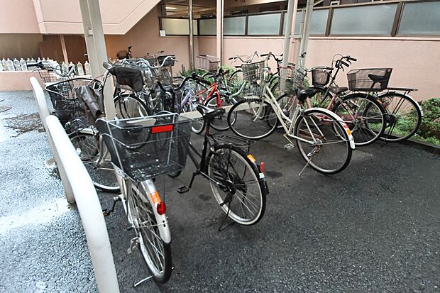 【駐輪場】駐輪場があると自転車を自由に出し入れ出来るので便利。屋根付きで雨にさらされる心配もありません。
