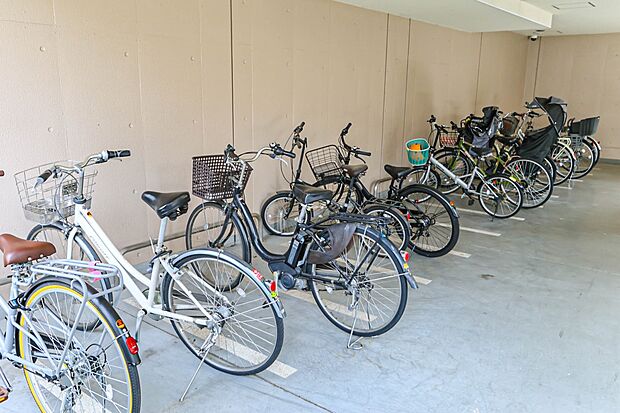 〈駐輪場〉駐輪場があると自転車を自由に出し入れ出来るので便利。