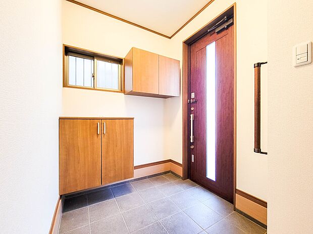 家の玄関は、ご主人の顔と言えます。それだけ玄関の印象は大切。品のある玄関やデザインに凝った玄関や、センスを発揮させましょう。質感のある素材を玄関に使用するのも一つのセンスです。