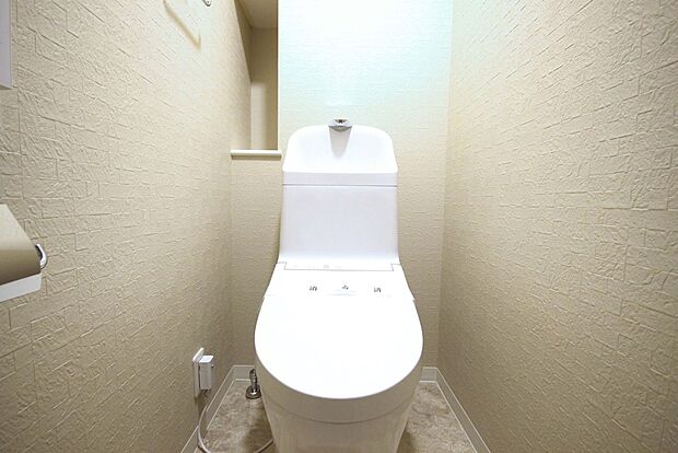 【Toilet-トイレ-】  いつも清潔なスペースであってほしいのが毎日使うトイレです。掃除がしやすいのはもちろん、落ち着けるスペースとして機能することも大切です。