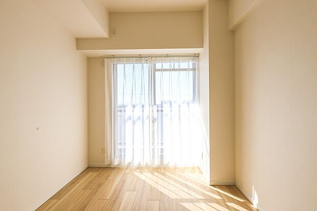 独立性を高めたお部屋。たっぷりの収納も配備しており、片付いた空間を現実出来そう。陽光も降り注ぐ明るく開放的な空間が魅力的。