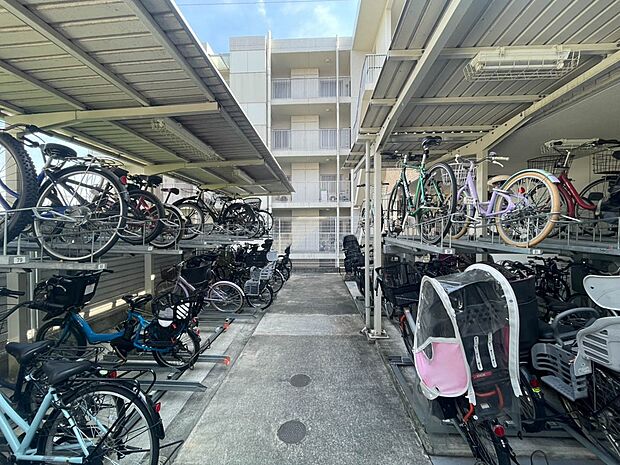 駐輪場があるので、自転車を自由に出し入れ出来て便利です。