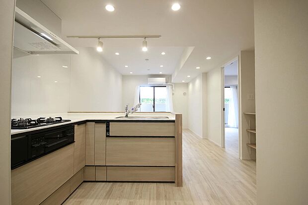 【kitchen-キッチン】効率性の高いL字型キッチン。上部には吊戸棚があります。素敵なキッチンが料理を楽しくしてくれます。