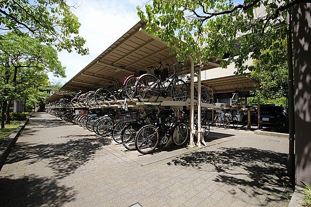 駐輪場があると自転車を自由に出し入れ出来るので便利。屋根付きで雨にさらされる心配もありません。