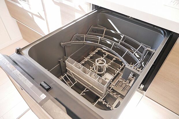【ビルトイン食器洗乾燥機】食洗機は高温のお湯や高圧水流で汚れを効果的に落とし殺菌効果も期待できます。
