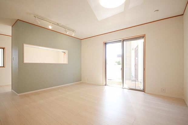 室内には豊かな陽光が注ぎ込み、爽やかな住空間を演出。
