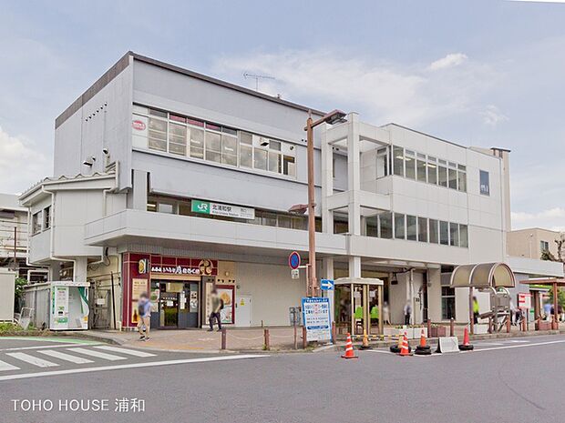 京浜東北・根岸線「北浦和」駅(京浜東北線の停車駅です。駅の広いスペースのターミナルからは、教育機関方面、さいたま市立病院方面へ、バスによる運行が繁盛に行われています。交通の重要な中継地点とし…