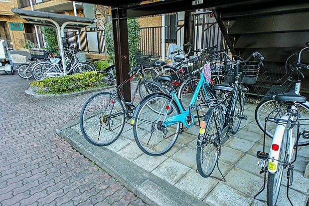 駐輪場があるので、自転車を自由に出し入れ出来て便利です。