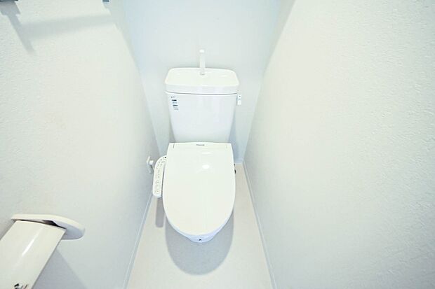 トイレ・ウォシュレット付。快適で衛生的な洗浄機能付温水シャワートイレです。収納や手すりもついてます。