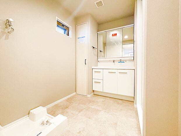 洗面所は実はプライベートスペースでもあります。歯みがき、洗顔と毎日施す個人空間。小窓も設置し、熱気などを開放して、爽やかなスペースになるように設計されています。