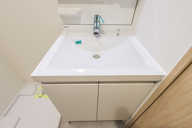 大きく見やすい三面鏡で清潔感ある洗面台は、身だしなみチェックや肌のお手入れに最適です。何かと物が増える場所だからこそ、スッキリと見映えの良い空間に拵えました。
