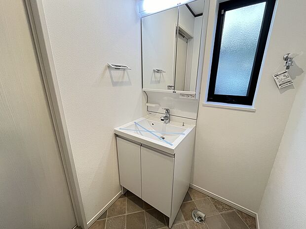 洗面所は小さなプライベートスペース。歯磨き、洗顔と毎日施す個人空間。