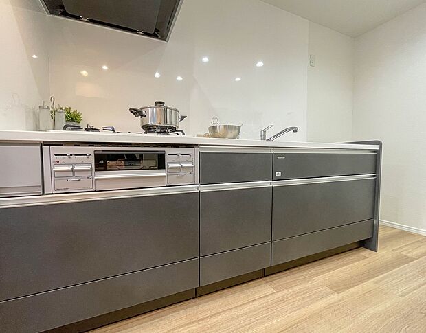 【Kitchen-キッチン】壁付けのキッチンです。LDKのスペースを十分に利用できます。