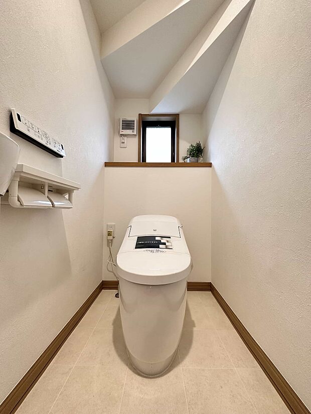 トイレ・ウォシュレット付。快適で衛生的な洗浄機能付温水シャワートイレです。収納や手すりもついてます。