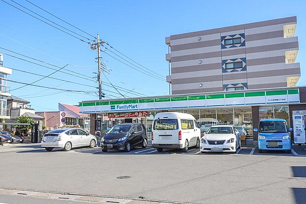 コンビニ 295m ファミリーマートさいたま西堀3丁目店(ファミリーマートの強さは、少量のお惣菜を売るファミデリカとドラッグストアと組んだコラボ。サラダを中心にしたヘルシー食材が充実のコンビ…