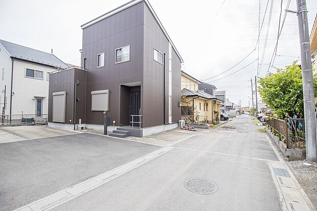 第二産業道路から50〜60ｍほど中に入った立地。このくらい離れると車の音はかなり抑えられ、静かな環境で過ごせます。