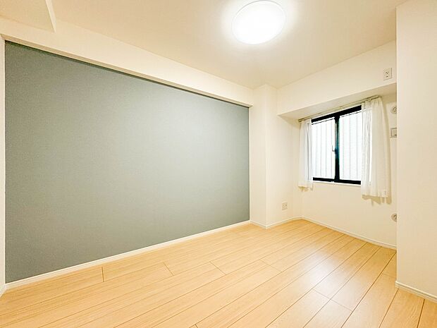 【Bedroom-洋室】大きな窓からたっぷりと陽光が注がれる明るい空間。