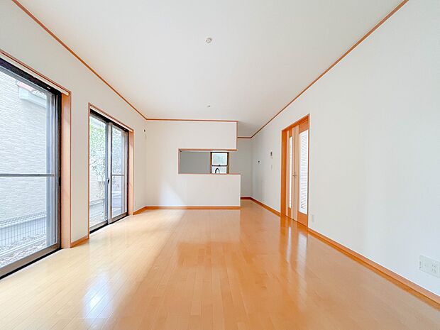 【Living room】明るく開放的な空間が広がるLDK。