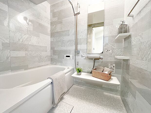 【Bathroom】1日の疲れを癒すバスルームは、心地よいリラックスを叶える清潔感溢れる美しい空間。