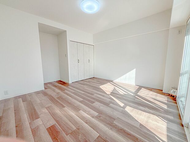 【Room】シンプルにデザインされた室内。家具やレイアウトでお好みの空間に。