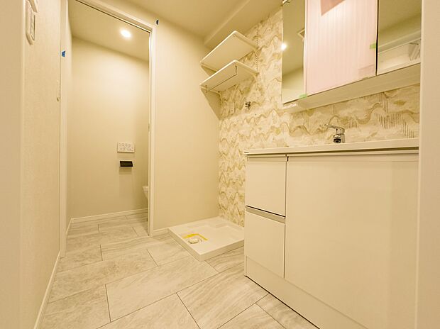 脱衣所、洗面所は小さなプライベートスペース。歯磨き、洗顔と毎日施す個人空間。換気も設置して、熱気などを開放して、爽やかなスペースになるように設計されています。