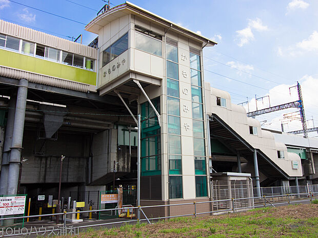 駅 720m 埼玉新都市交通伊奈線「加茂宮」駅(昭和58に開業しています。埼玉新都市交通伊奈線(ニューシャトル)の駅です。高架駅ですが、最新のエレベーターが設置されていて、ホームにスムーズに…