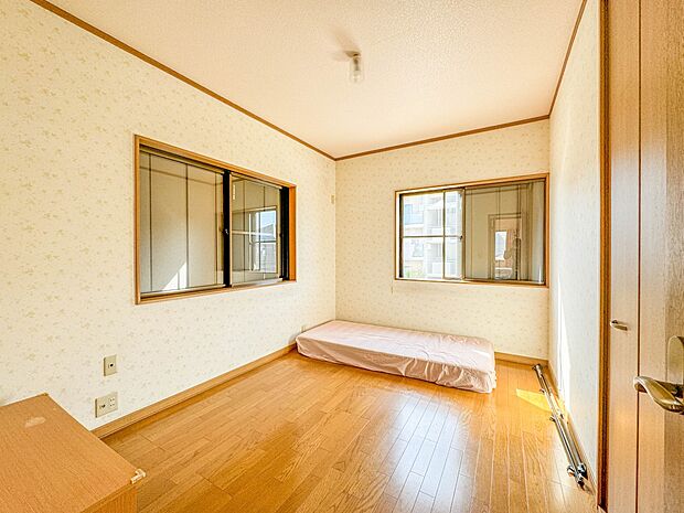 シンプルにデザインされた室内。家具やレイアウトでお好みの空間に。