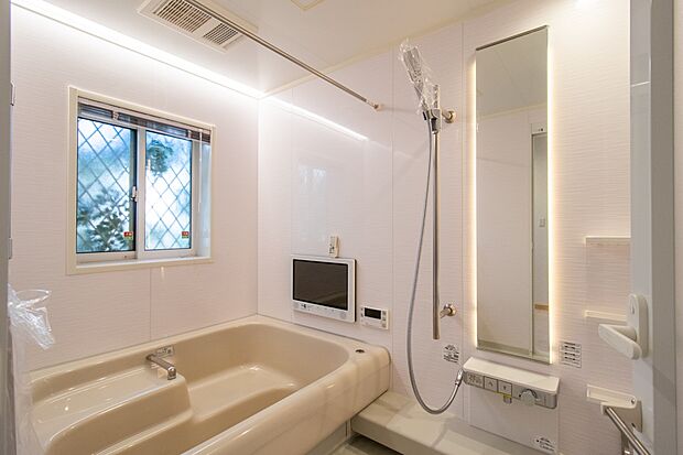 1.5坪サイズの洋室。戸建で採用される一般的な浴室は1坪サイズなので、扉を開けた瞬間に圧倒される広さ。浴槽も広ければ洗い場も広く、快適に入浴できます。照明もさりげなくオシャレ。