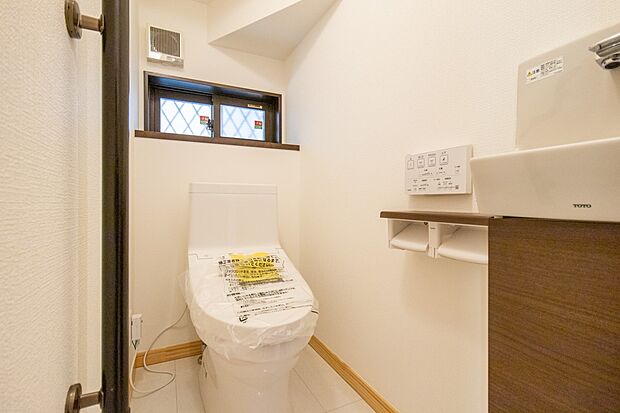 収納、手すり、手洗い（1階のみ）を設けた便利なトイレ。もちろん、音便座・洗浄機能付きです。