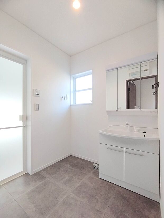 洗面所は小さなプライベートスペース。歯磨き、洗顔と毎日施す個人空間。小窓も設置して、熱気などを開放して、爽やかなスペースになるように設計されています。