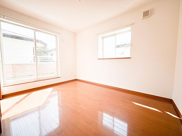 【Room】柔らかな陽光とフローリングの色味が調和した快適な空間。