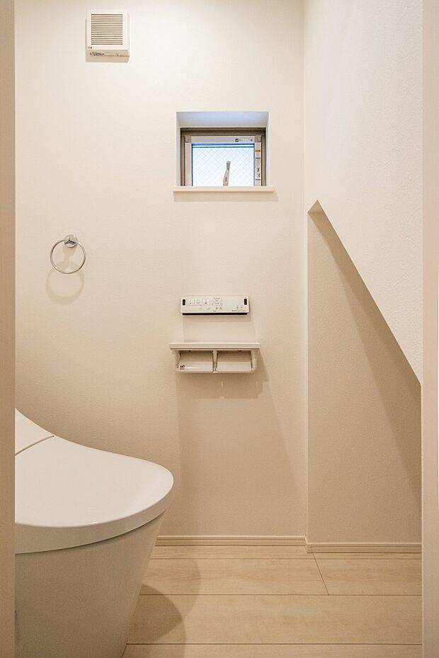 【トイレ】トイレットペーパーなど、トイレに保管しておきたい物はこまごまとありますよね。こちらの1階トイレは、階段下の空間を収納として使えるように設計されています。