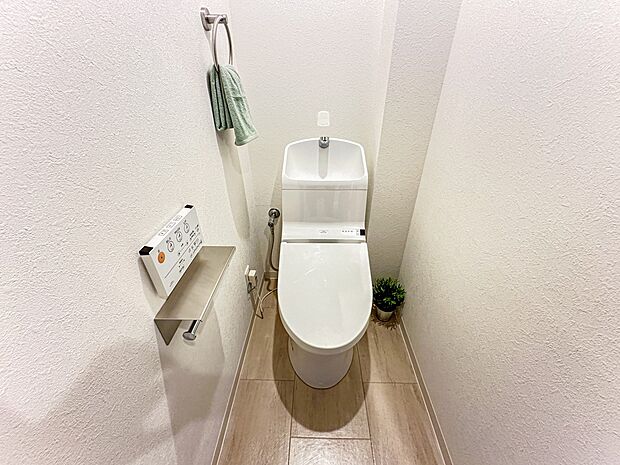トイレ・ウォシュレット付。快適で衛生的な洗浄機能付温水シャワートイレです。　収納や手すりもついてます。