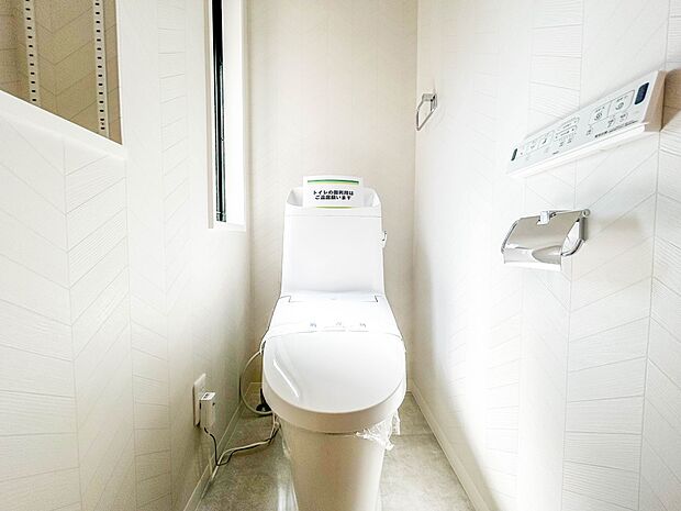 トイレ・ウォシュレット付。快適で衛生的な洗浄機能付温水シャワートイレです。