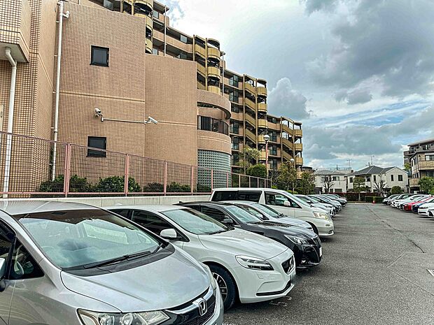 〈駐車場〉毎日の生活にマイカーが必須という方は、購入を検討する際、駐車場があることは大事な条件です。毎日の通勤や家族の送迎、買い物やお出かけなどクルマのある暮らしを満喫したい方は要チェック。…