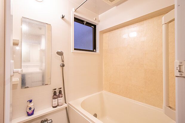 2015年のリノベ時に、新規交換された浴室。このお部屋ならではの特殊な構造で、浴室が吹抜に面しているため、マンションとしては非常に珍しいことに窓ありの浴室になっています。