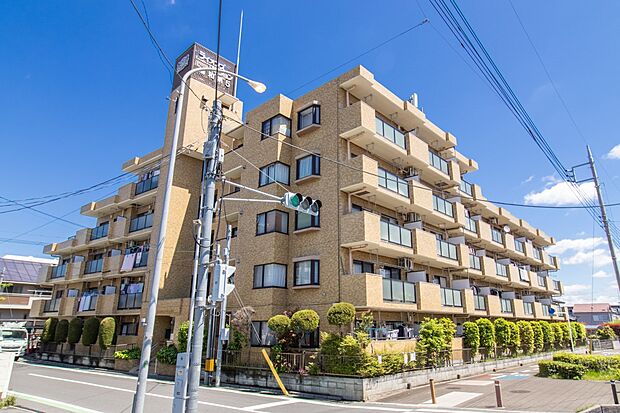 『ライオンズマンション浦和第5』は、1986年築のマンション。埼玉県有数の人気駅『浦和駅』の北口まで徒歩13分の近さで、通勤通学に大変便利。日々のお買い物は、道路を挟んで反対側のBig-Aで…