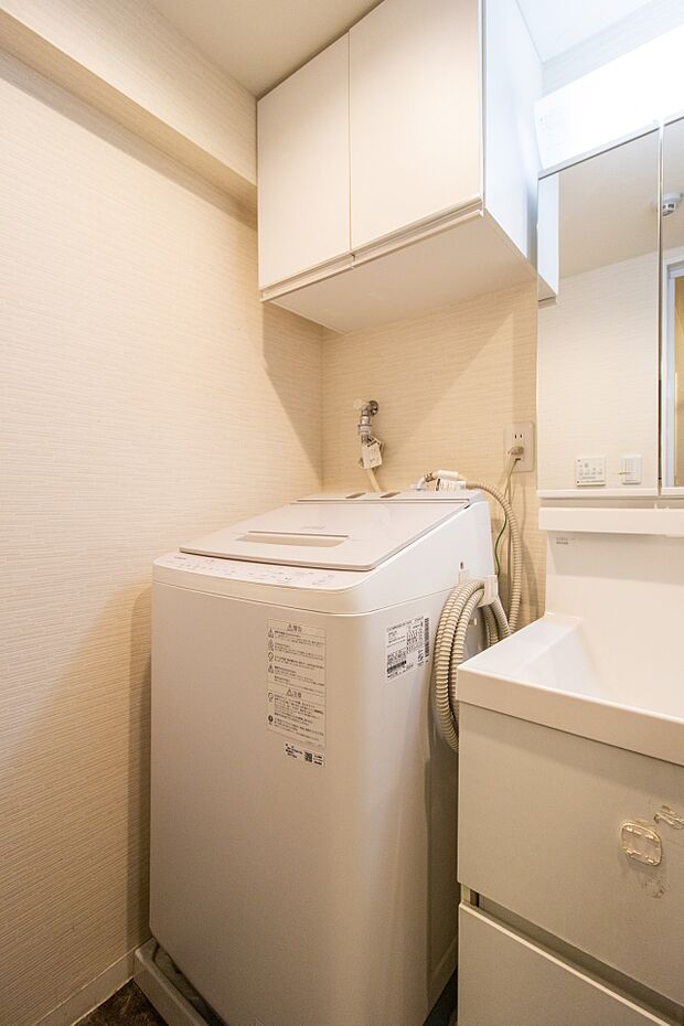 一般的な洗濯機は置けるようになっています。洗濯機上部には吊戸棚もございますので、洗濯用品を片付けておいて洗面室をスッキリと見せることができます。