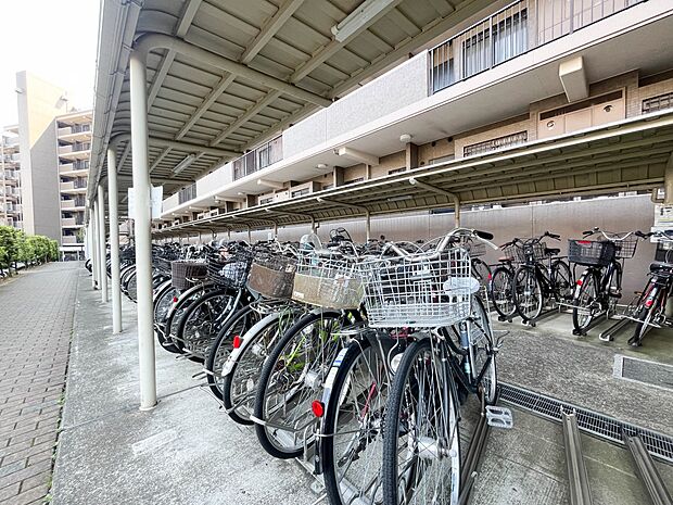 駐輪場があると自転車を自由に出し入れ出来るので便利。