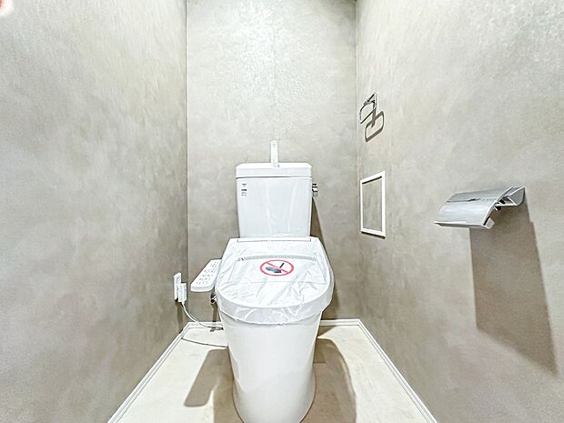 トイレはほどよい空間。居心地のよいスペースといえます。落ち着き、ホッとでき、我にかえる場所。トイレは自分をみつめる場所でもあるのです。