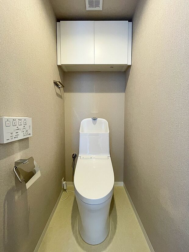 【洗浄機能付トイレ】  快適な生活を送るための必須アイテムとなった洗浄機能付トイレ。おしり洗浄、ビデ洗浄、暖房便座の3つの機能を標準装備しています♪
