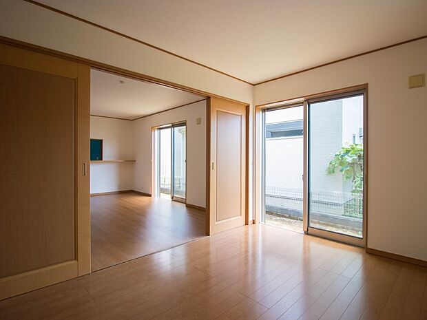 リビング以外の各お部屋も窓が多く、明るく開放的です。収納クロークを備えたフローリング仕様の洋室です。
