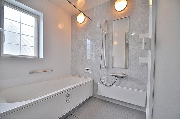 1F浴室浴室に窓が付いているので、湿気の多い時期でも安心です。