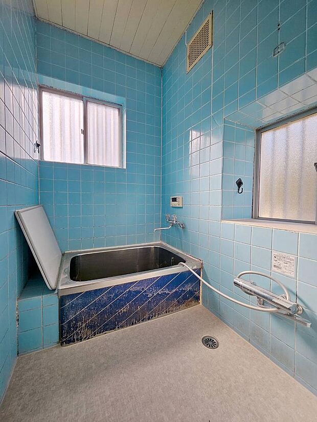  心地よいバスタイムを演出するバスルームでは、ゆったりと1日の疲れを癒してください。浴室窓があります。