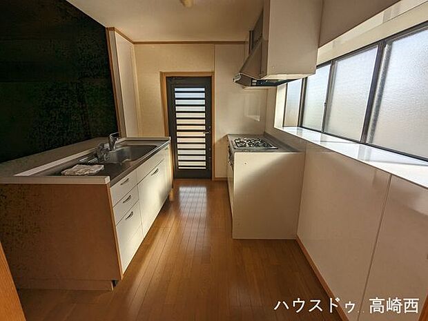 ☆彡キッチンカウンターの下部には、調理器具や調味料などがすっぽり収まり、出し入れも簡単な収納