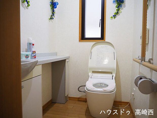 ☆彡白を基調とした清潔感のあるトイレ。棚もありいろいろ便利ですね(^^)