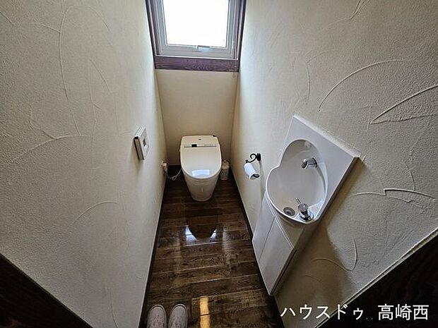 ☆彡こだわりのタンクレストイレ(^^)/白を基調とした清潔感のあるトイレ。手洗いもお洒落♪