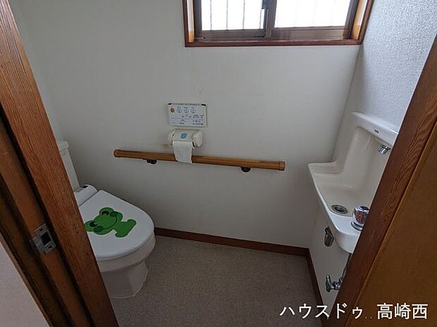 ☆彡白を基調とした清潔感のある独立手洗い付きトイレ。