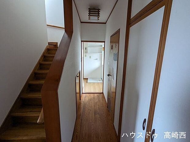 ☆彡階段下は収納付き！各居室への出入りもスムーズに移動できるゆとりのある廊下幅♪